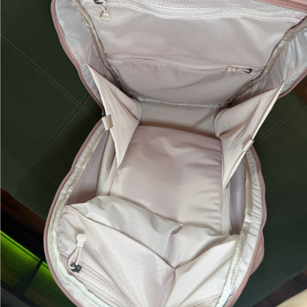 YETI Crossroads 27L Pink Backpack - Picture 4 of 6